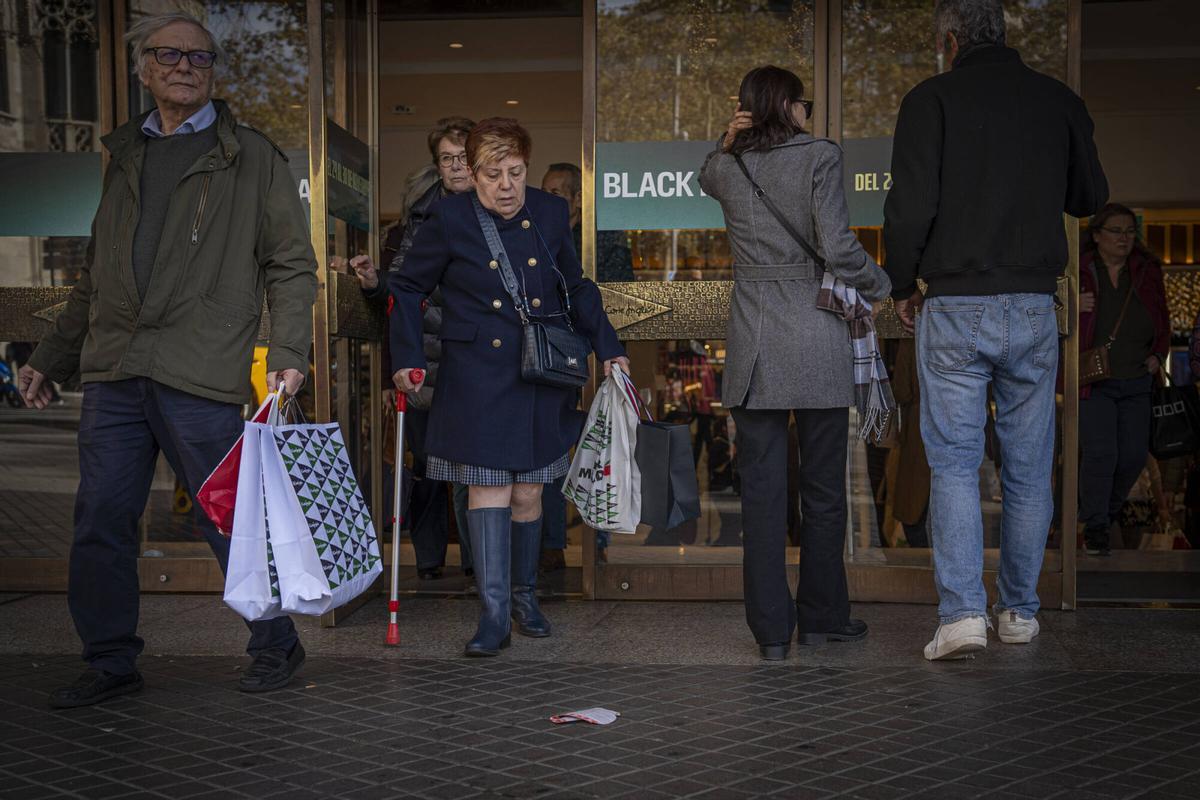 Gente entrando y saliendo de El Corte Inglés de Plaza Catalunya la semana del Black Friday, en Barcelona