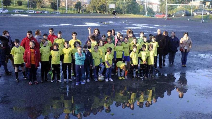 El Eirís protesta por la falta de luz en su campo