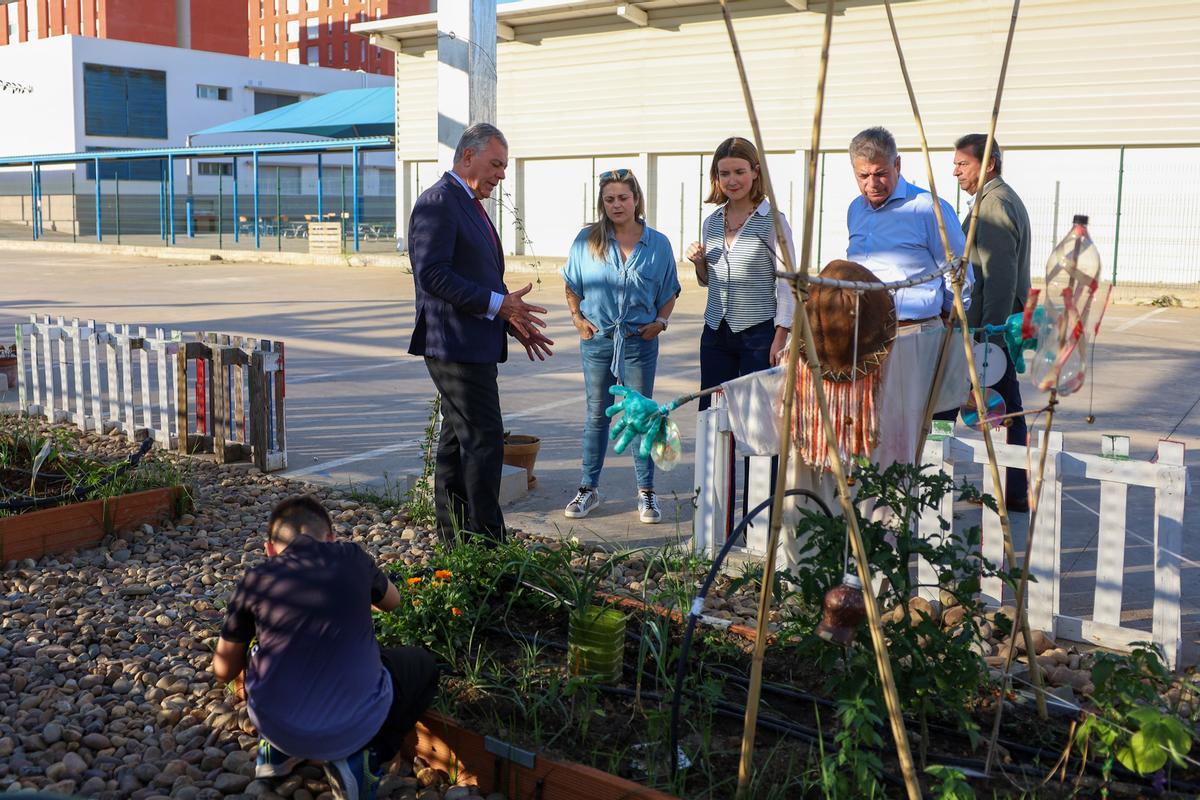 José Luis Sanz, alcalde de Sevilla, en el el CEIP Manantial de Sevilla Este, donde el Ayuntamiento ha acometido mejoras en el huerto escolar del centro