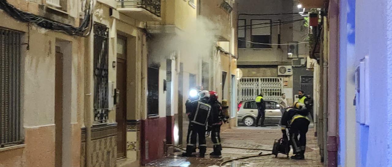 Los bomberos, en plena actuación para apagar el incendio.