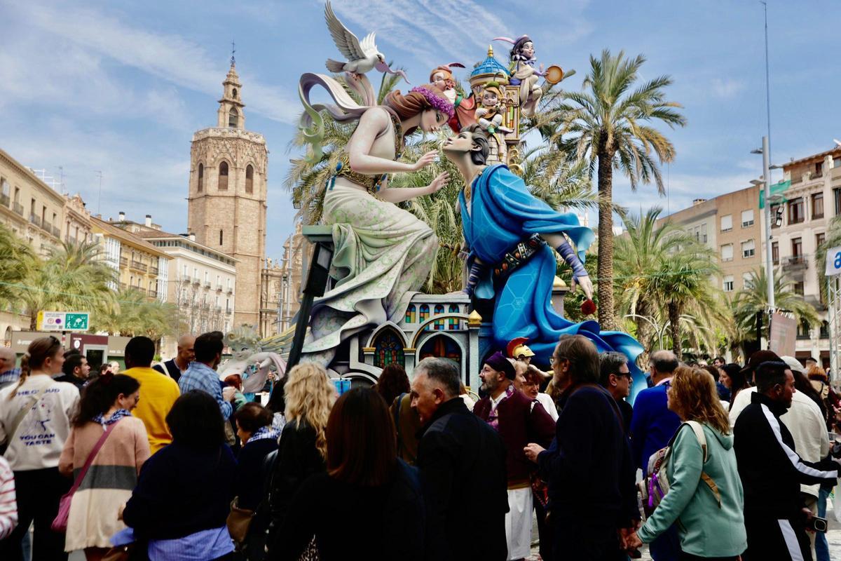 Turistas y vecinos junto a a falla Reina-Paz-San Vicente