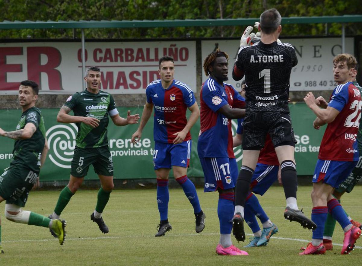 Adrián Torre caza un balón aéreo. | Área 11