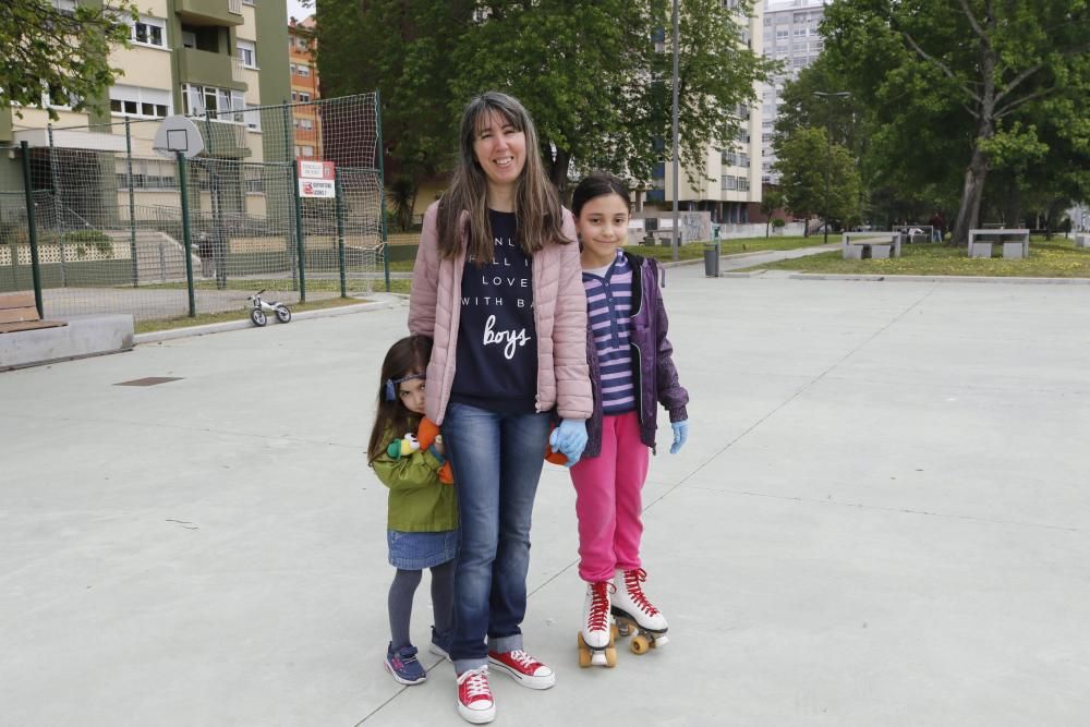 Los menores salen a la calle con juguetes, pelotas, patinetes, peluches y mascarillas después de 42 días de confinamiento - Los padres celebran el final del largo encierro en sus casas.