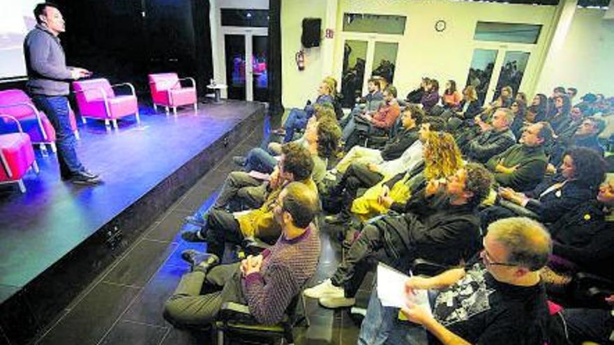 2 Un dels grups que assaja a La Marfà, actuant en una jornada de talents emergents organitzada pel festival Strenes. F  | MARC MARTÍ/ARXIU   