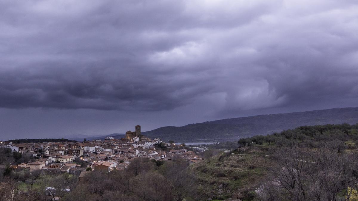 La borrasca está dejando cielos muy cubiertos con lluvias en Hervás