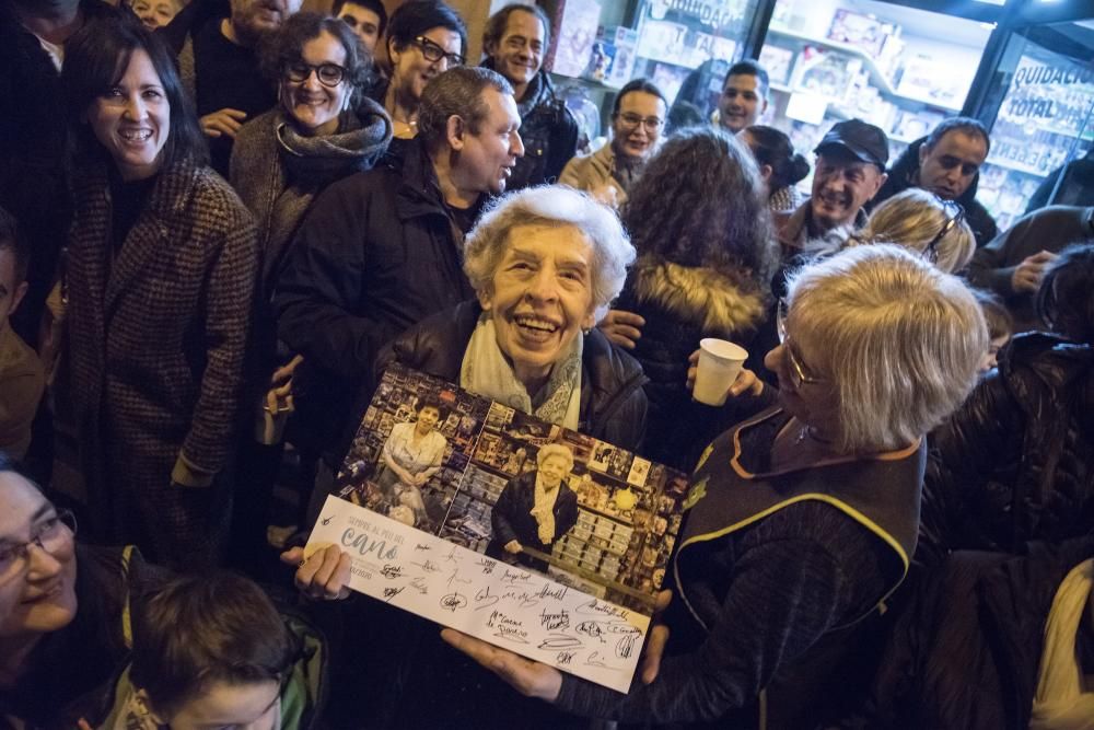 Festa sorpresa per homenatjar una comerciant que ha fet història a Manresa