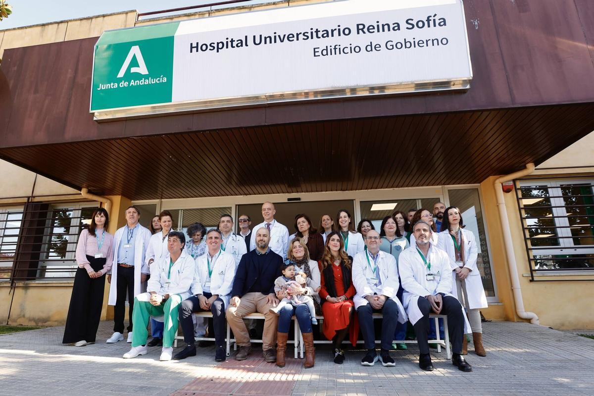 Córdoba. La delegada territorial de Sanidad de la Junta, María Jesús Botella, junto al equipo directivo y profesiones del Hospital Universitario Reina Sofía, presenta la realización de los primeros trasplantes hepáticos de donante vivo por cirugía robótica. (Hospital Reina Sofía)