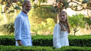 El rey Felipe VI y su hija mayor, la princesa Leonor, durante su visita al monasterio de Valldemossa, en Mallorca, el pasado 1 de agosto de 2022.