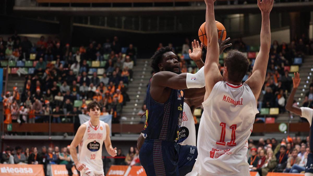 Mus Barro, en una acción del partido frente al COB en el Coliseum.
