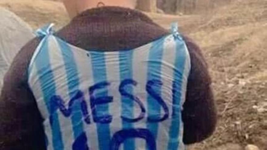 Una bolsa que sirve como camiseta de Messi para un niño iraquí