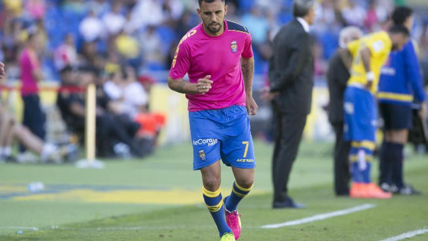 Nauzet Alemán calienta al borde del terreno de juego en el Estadio de Gran Canaria en su último partido con la UD Las Palmas