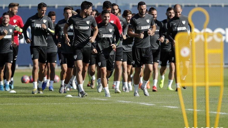 La plantilla blanquiazul, durante el entrenamiento de ayer.