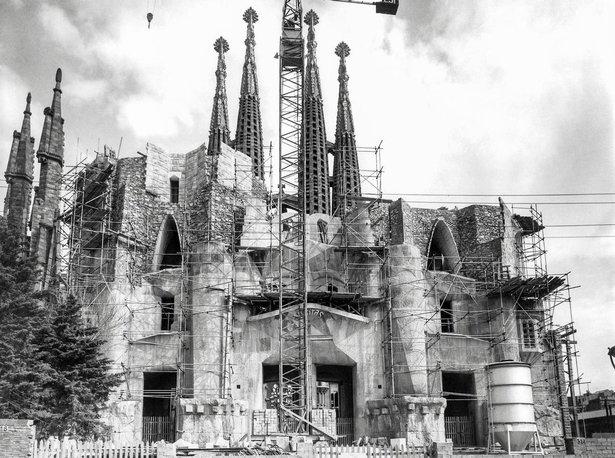 Los primeros pasos de la construcción de la Fachada de la Pasión, con las cuatro primeras torres de la otra fachada, detrás.