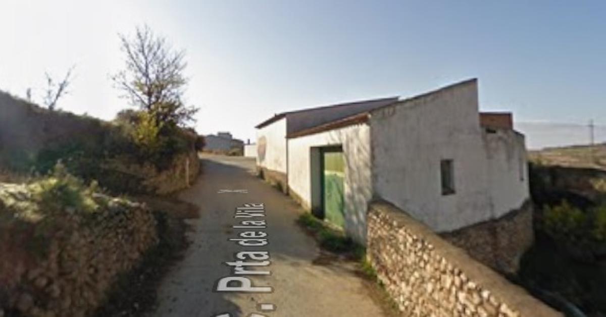 El almacén se sitúa en la calle Puerta de la Villa, a las afueras del núcleo urbano de Aniñón (Zaragoza).