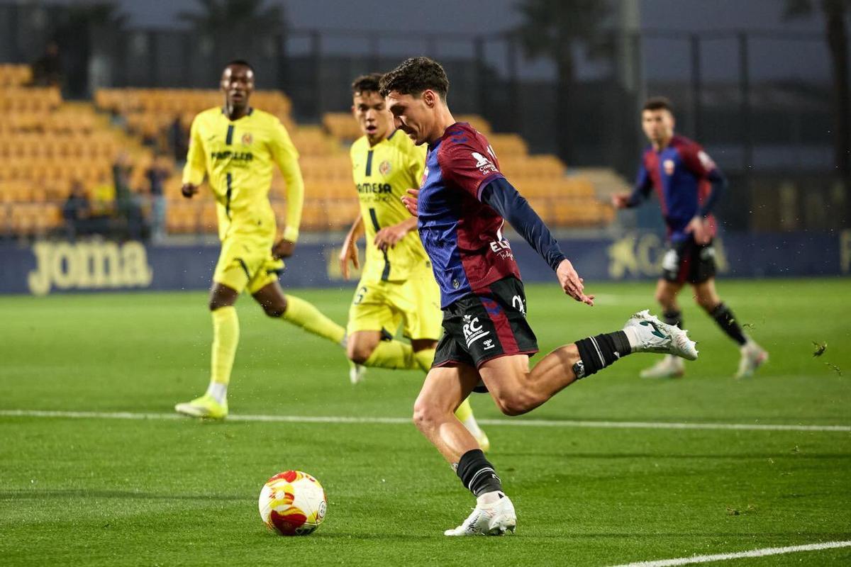 Borja Calvo trata de colgar un balón al área, durante el Villarreal B-Eldense.