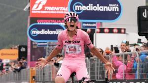 Isaac del Toro celebra la victoria en la 17ª etapa del Giro.