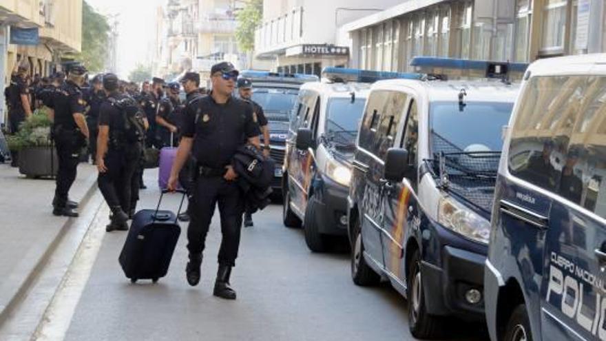 Agents de la policia davant un dels hotels de Pineda on s&#039;allotjaven