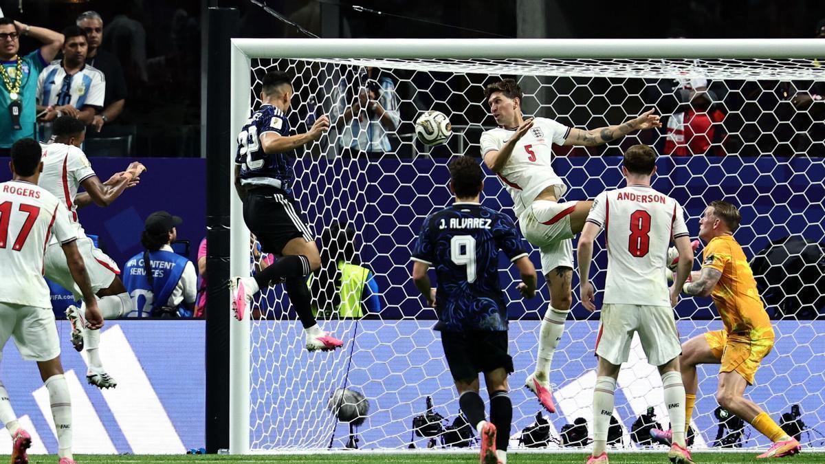 Lautaro Martínez cabecea el 2-1 en la semifinal ante Inglaterra en el Mundial.
