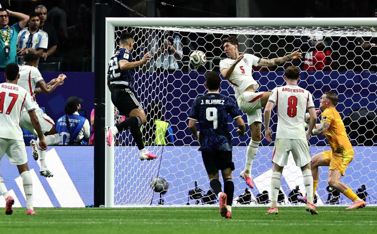 Lautaro Martínez cabecea el 2-1 en la semifinal ante Inglaterra en el Mundial.