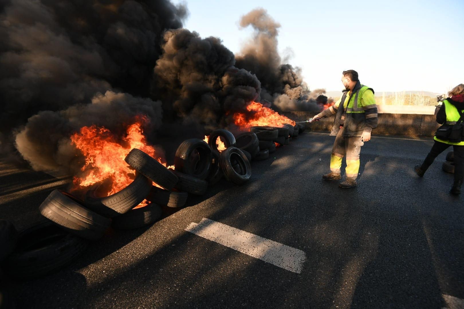 Movilización de los trabajadores de Ence: cortan la autovía de Marín con neumáticos ardiendo