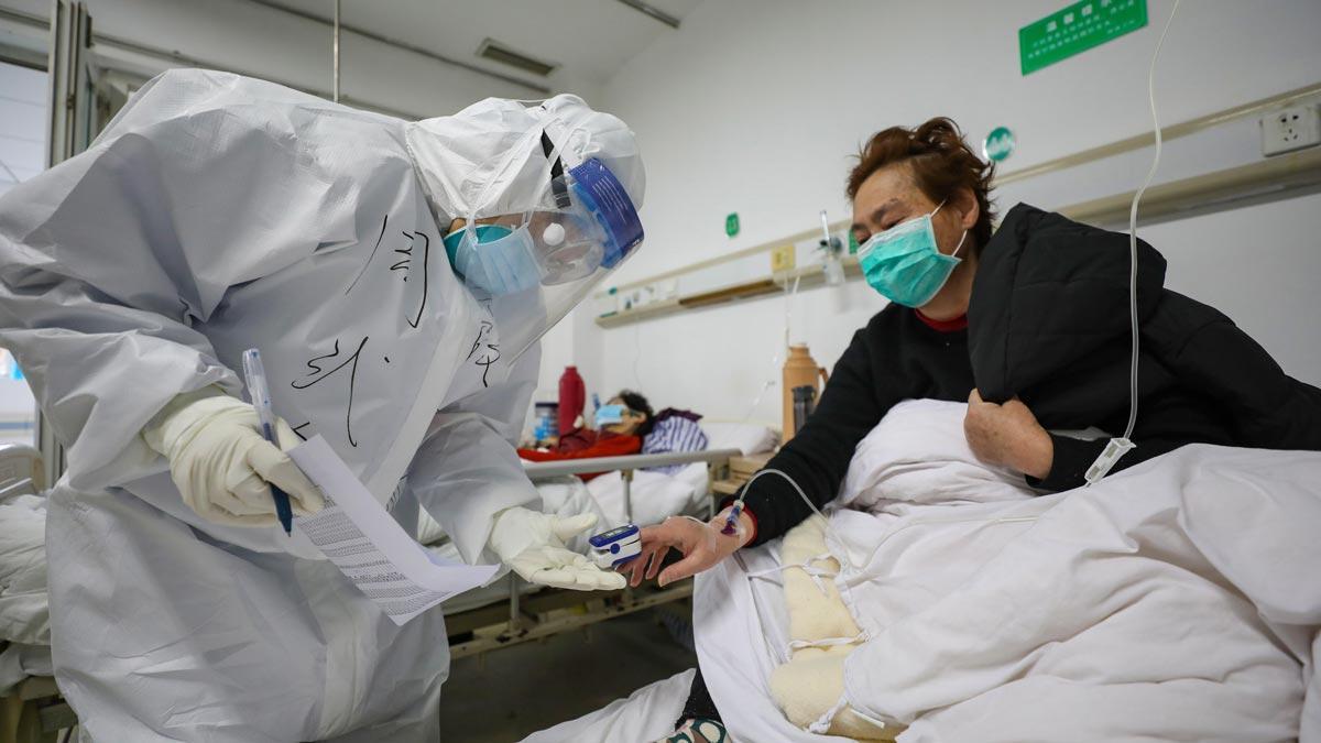 Las autoridades chinas rebajan la cifra de muertos por el coronavirus tras detectar errores.