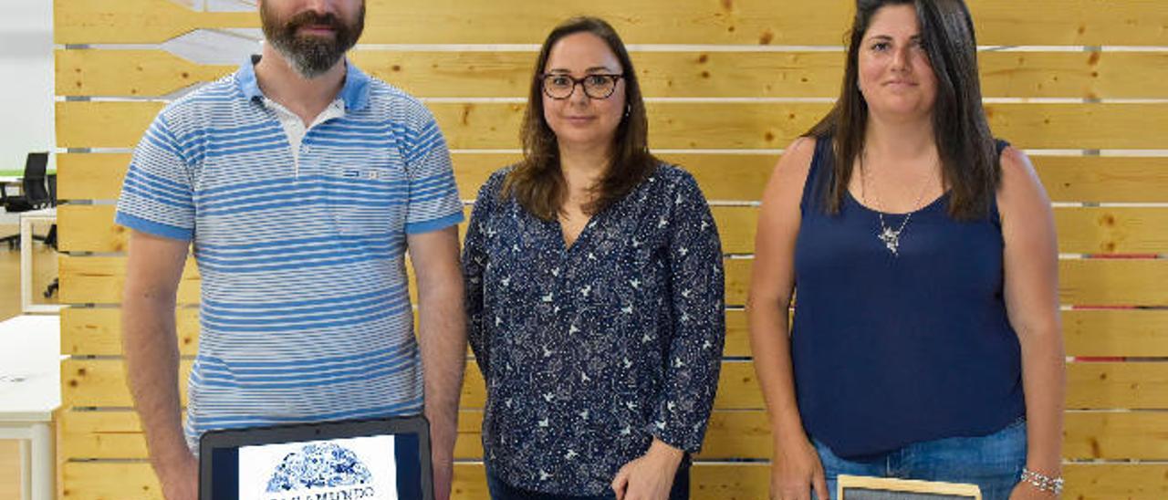 Andrés Alonso, Virginia Moraira e Ivonne Díaz, ganadores del Programa de Emprendimiento Artesanal del Cabildo, ayer.