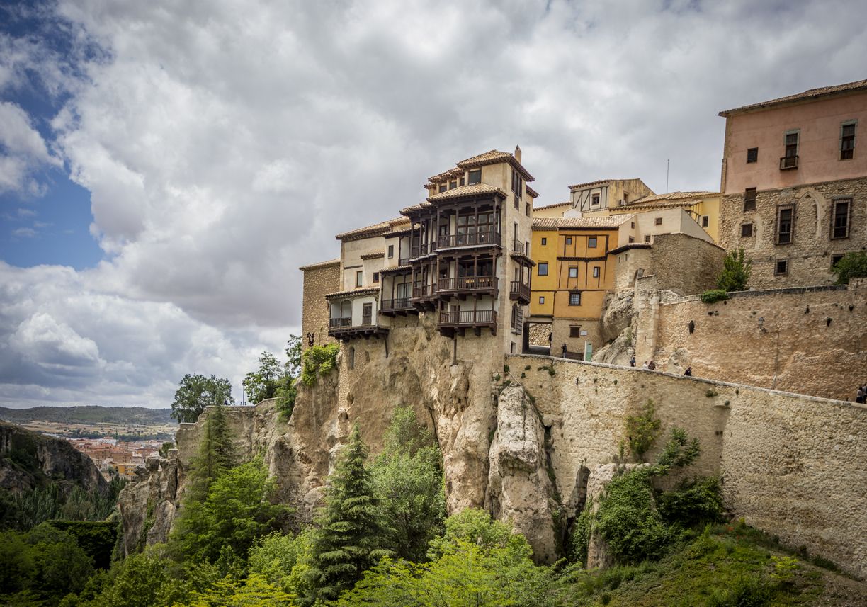 Las casas colgantes nos dan la bienvenida a Cuenca.