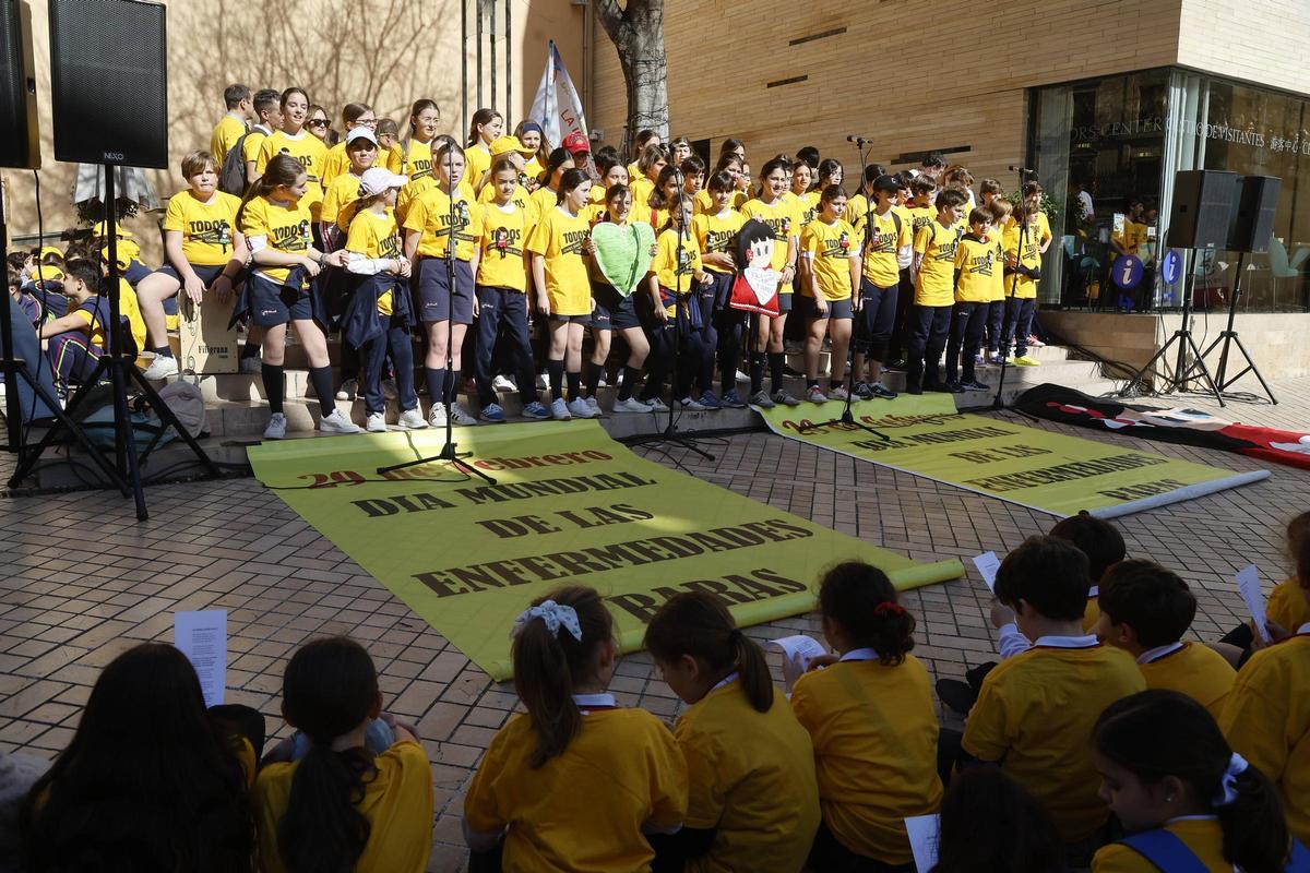 Celebración del 'Abrazo a la Mezquita' por el Día de las Enfermedades Raras.