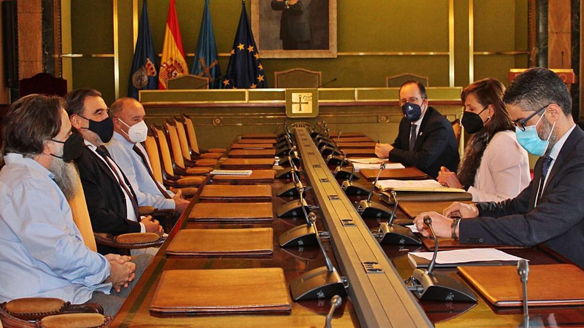 Por la izquierda, Marcos Fernández, Arturo Méndez, Juan Alonso Morán, Mario Arias, Conchita Méndez y Gerardo Antuña, durante la reunión de ayer en el salón de plenos. | LNE