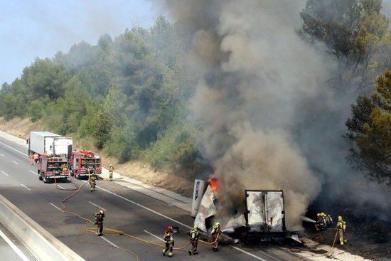 Camió en flames a Viladasens