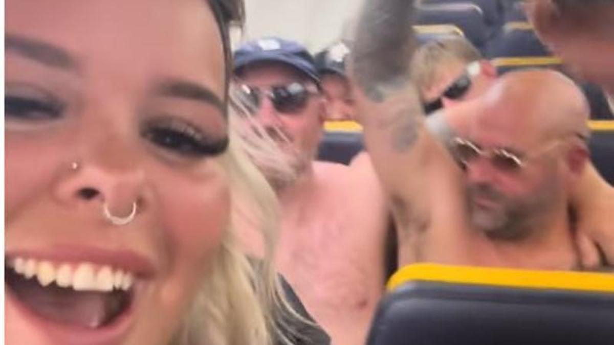 Infierno en un vuelo a Ibiza: pasajeros sin camiseta, música, alcohol y baile en pleno avión