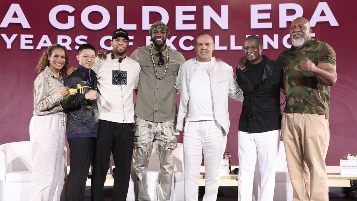 Umar Kremlev, rodeado de figuras importantes del boxeo