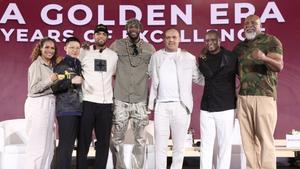 Umar Kremlev, rodeado de figuras importantes del boxeo