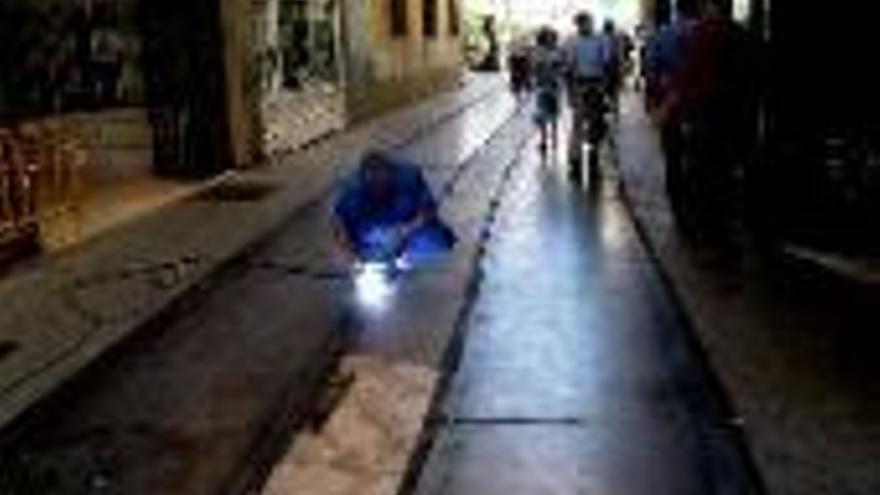 Una alfombra metálica en la calle San Juan