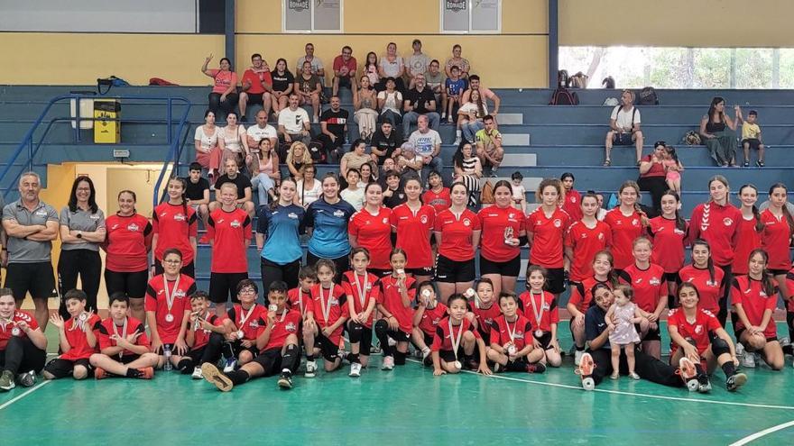 Foto de familia del Club Deportivo Balonmano Romade.