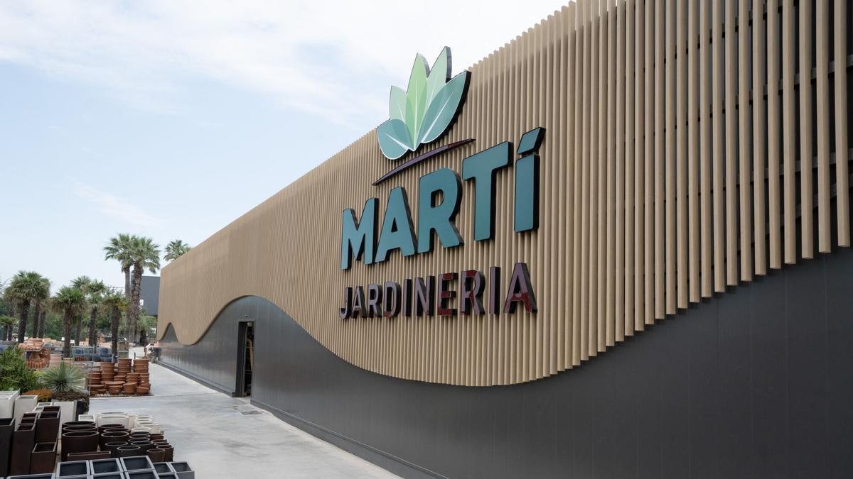 La intervenció aporta una nova presència visual a l’establiment, però també millora el comportament tèrmic de l’edifici.