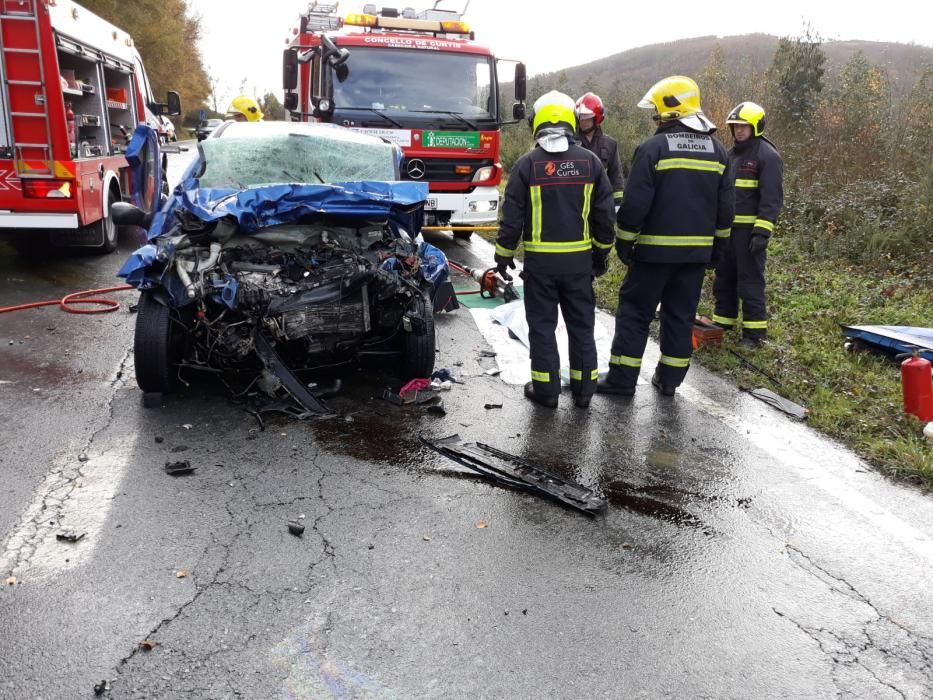 La víctima quedó atrapada en el interior del turismo tras impactar contra el camión.