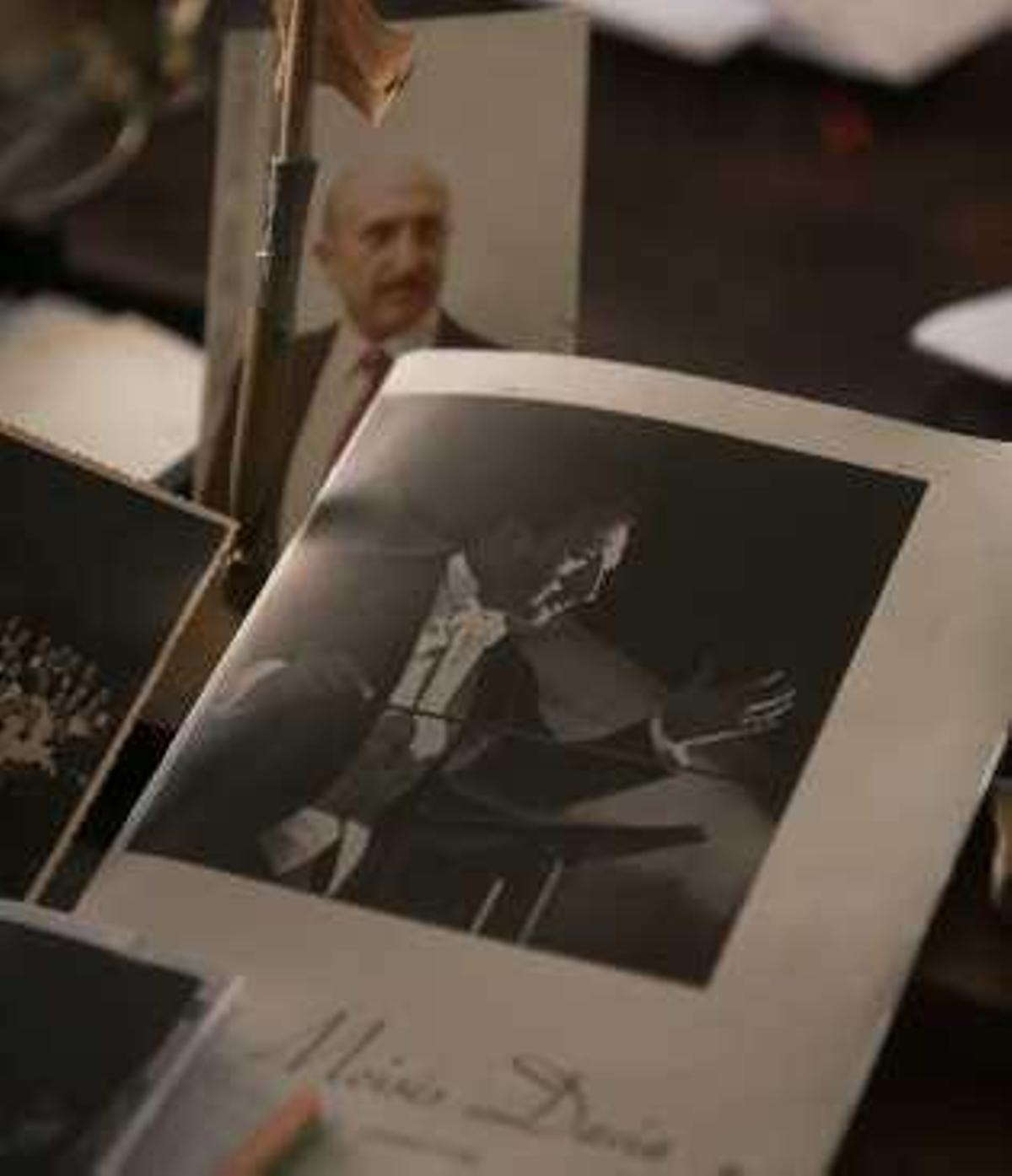 Francisca Moratilla, viuda del músico que dirigió la Banda Municipal de Alicante durante 18 años, y el cd que ha enviado al Papa. Al lado, dos fotografías del compositor.