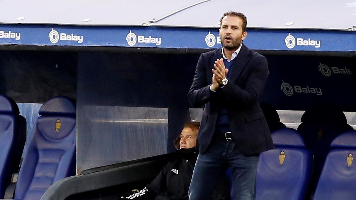 Baraja da instrucciones en un partido en La Romareda en la 20-21.