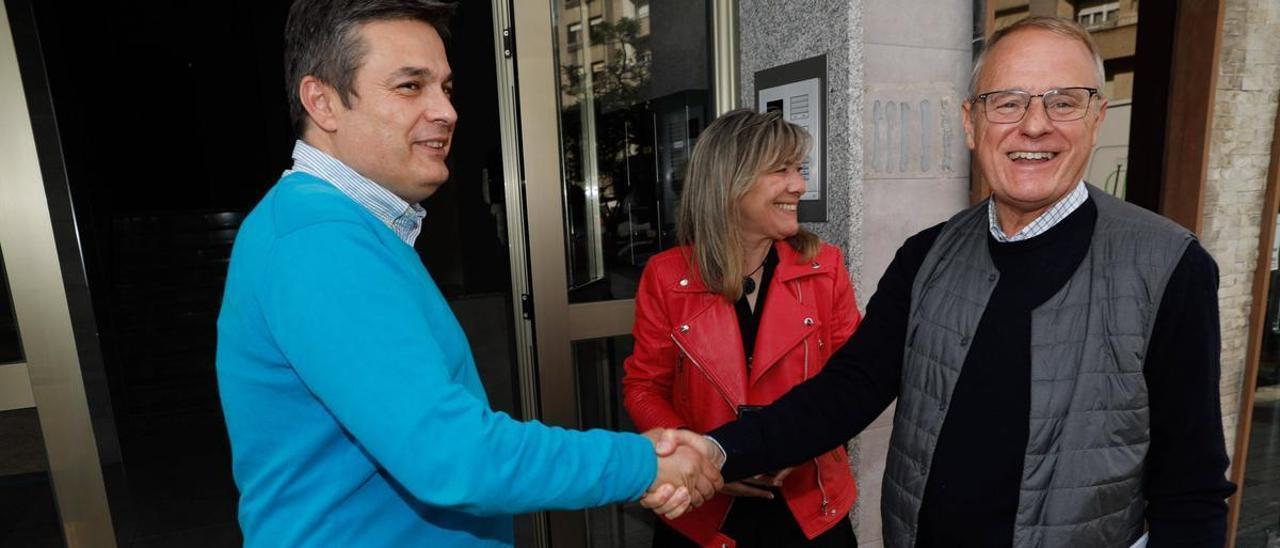 Diego Canga da la mano a Pedro de Rueda, presidente del PP en Avilés, en presencia de la candidata a la alcaldía, Esther Llamazares. | Mara Villamuza