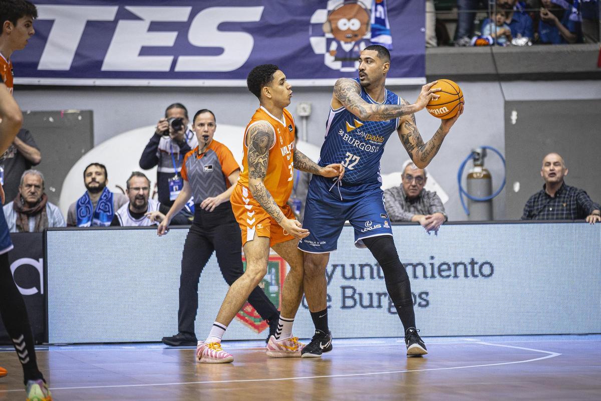 Augusto Lima protege el balón ante Isaac Nogues en un partido del San Pablo Burgos contra el Valencia en la ACB esta temporada.