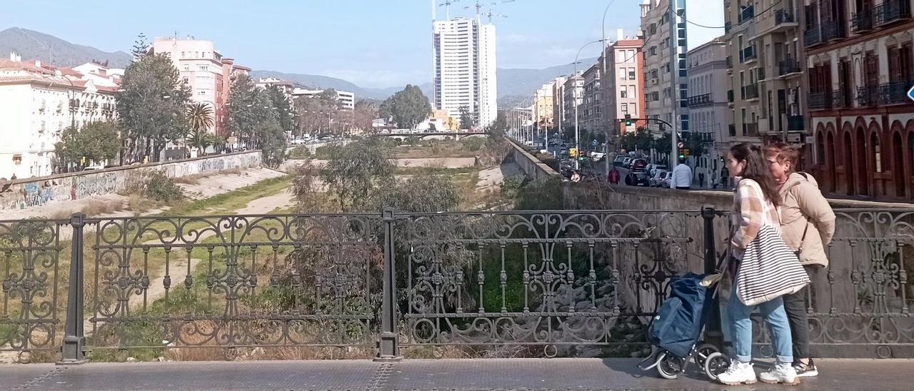 Las torres de Martiricos, ayer desde el puente de la Aurora.