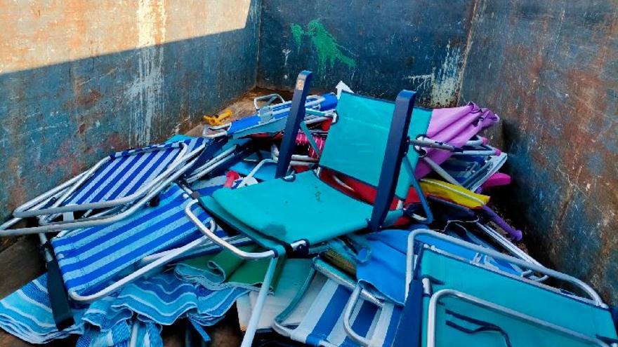 Las numerosas sillas y sombrillas incautadas en la playa de Morro de Gos de Orpesa fueron trasladadas en un camión.