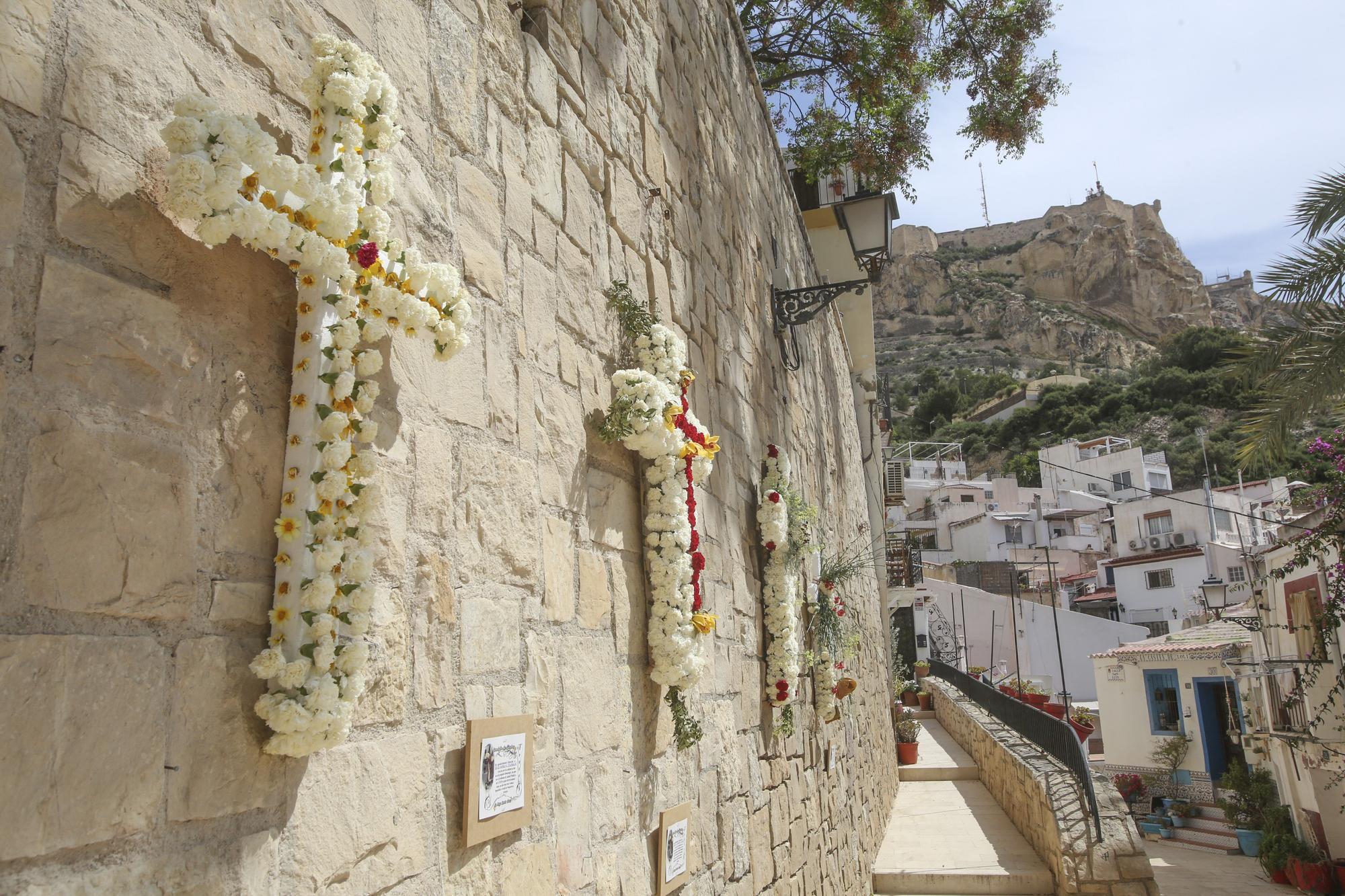 Vecinos del barrio de Santa Cruz en Alicante engalanan las calles con las tradicionales Cruces de Mayo