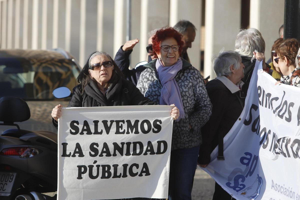 EN IMÁGENES | Protesta de la FAB en la Aljafería por la reforma de la atención primaria EN IMÁGENES | Protesta de la FAB en la Aljafería por la reforma de la atención primaria
