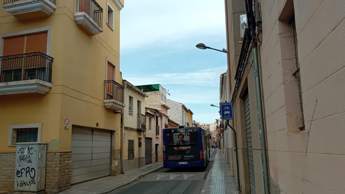 Un autobús pasa por la calle San José de Sant Joan