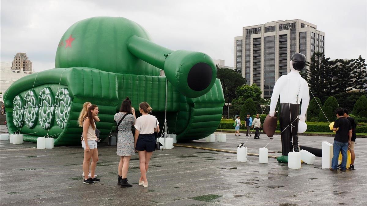 zentauroepp48424379 twn01  taipei  taiwan   01 06 2019   an inflatable tank faci190602170725