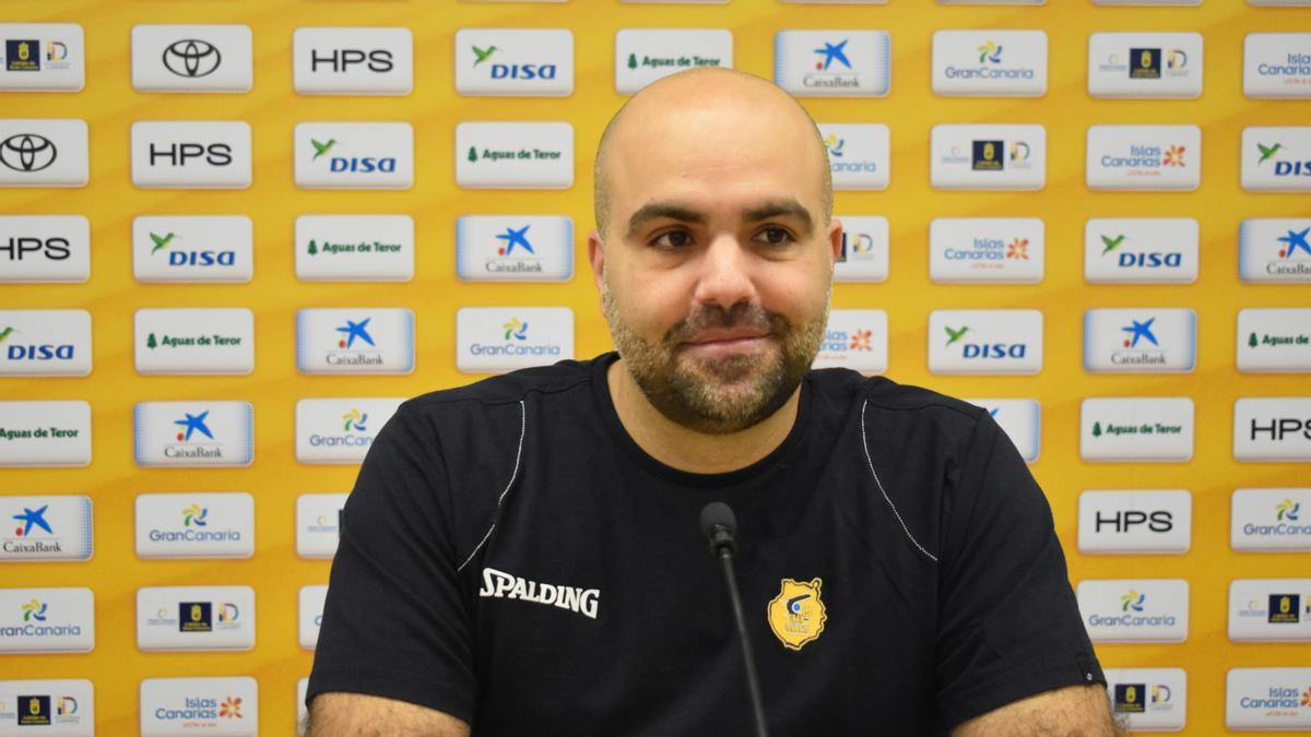 Víctor García durante la rueda de prensa de la previa del derbi canario ante el Lenovo Tenerife