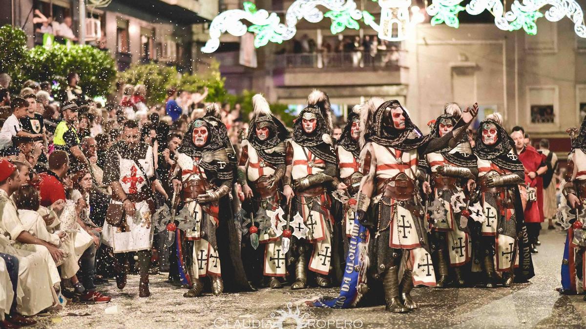 El día grande de la fiesta es la Entrada de los Bandos Moro y Cristiano.