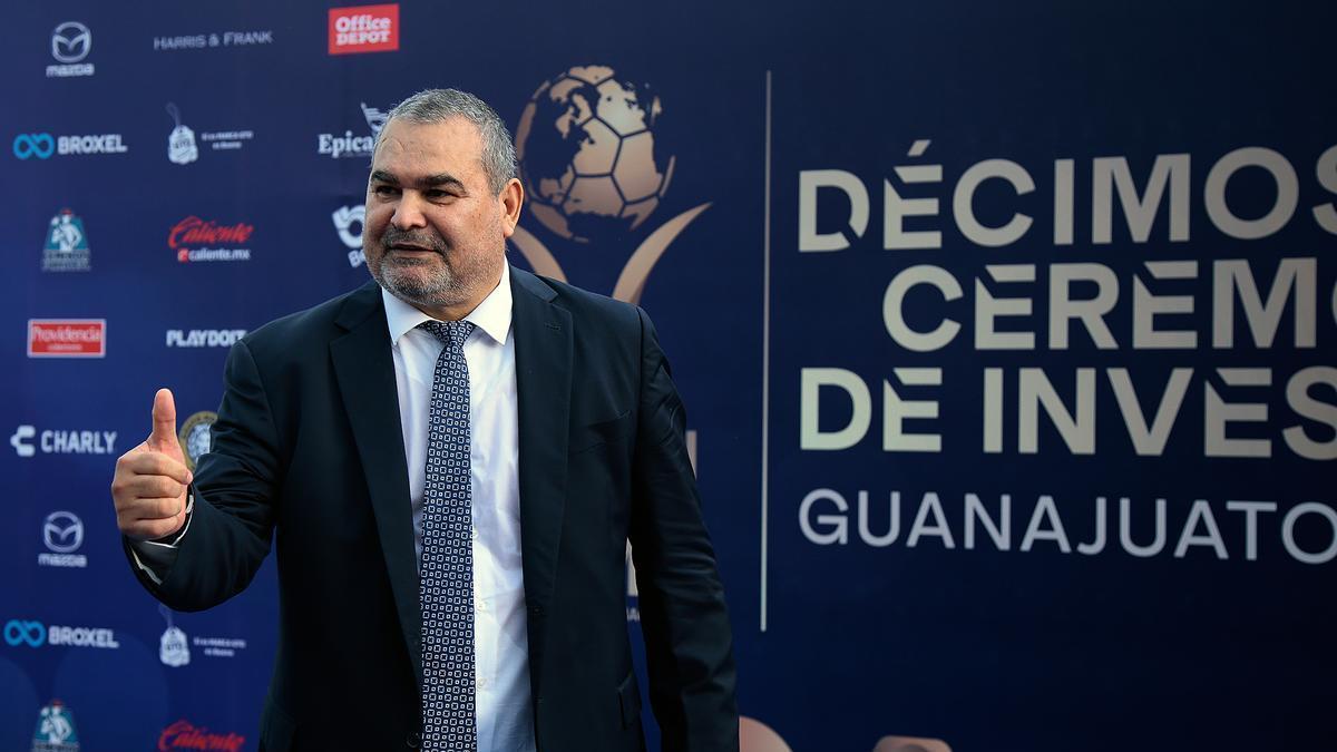 José Luis Chilavert posa en el Salón de la Fama del fútbol de México.
